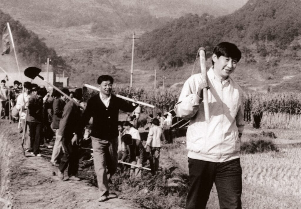 Xi Jinping (en primer plano), aquí proletarizándose en los primeros tiempos de su militancia en el Partido Comunista. De militante modelo a dirigente, Xi Jinping llegaría luego a ser gobernador en dos provincias —al parecer eso es común en la política china—, donde llevó a cabo reformas que mejoraron la calidad de vida del pueblo y disminuyeron el nivel de corrupción en el sistema. Con estas credenciales fue elegido para organizar los juegos de Beijing 2008 y, al tener éxito también en esta asignación, despejó el camino hacia la cumbre del poder político.