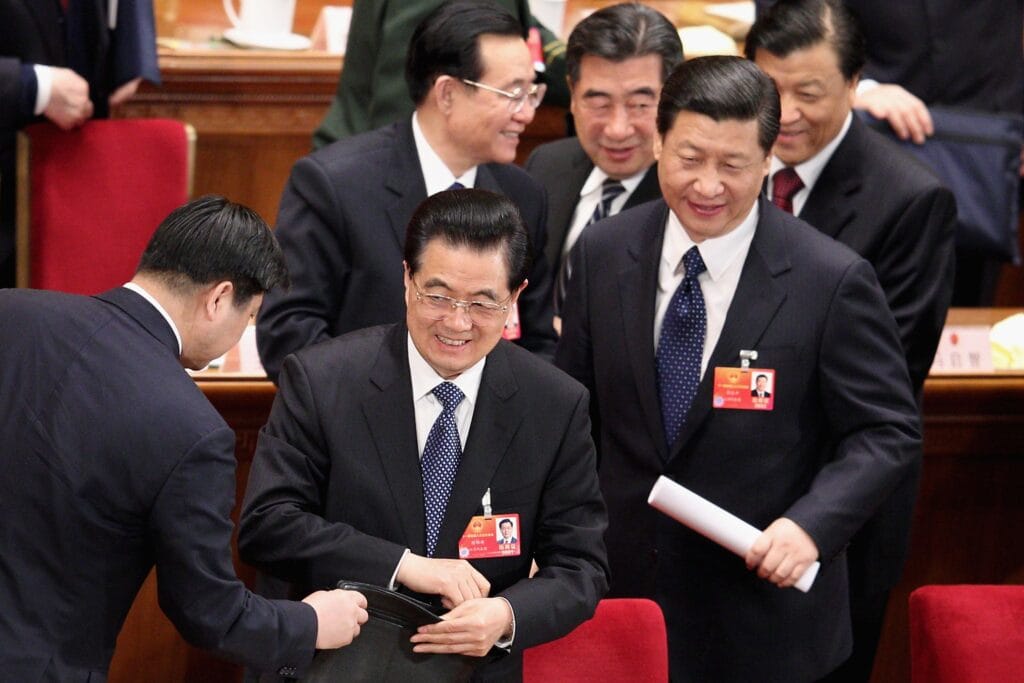 Hu Jintao y Xi Jinping durante el delicado periodo de transición a fines de 2012 y principios de 2013. Teniendo el carisma y la potencia transformadora que su sucesor no tenía, a Xi Jinping le resultó relativamente fácil desplazar a Hu Jintao y sentarse en el trono. Una vez encaramado en el poder político, el actual líder chino retomó la obra reformista de Deng Xiaoping sacando al país de un letargo geopolítico que ya duraba una década y media.