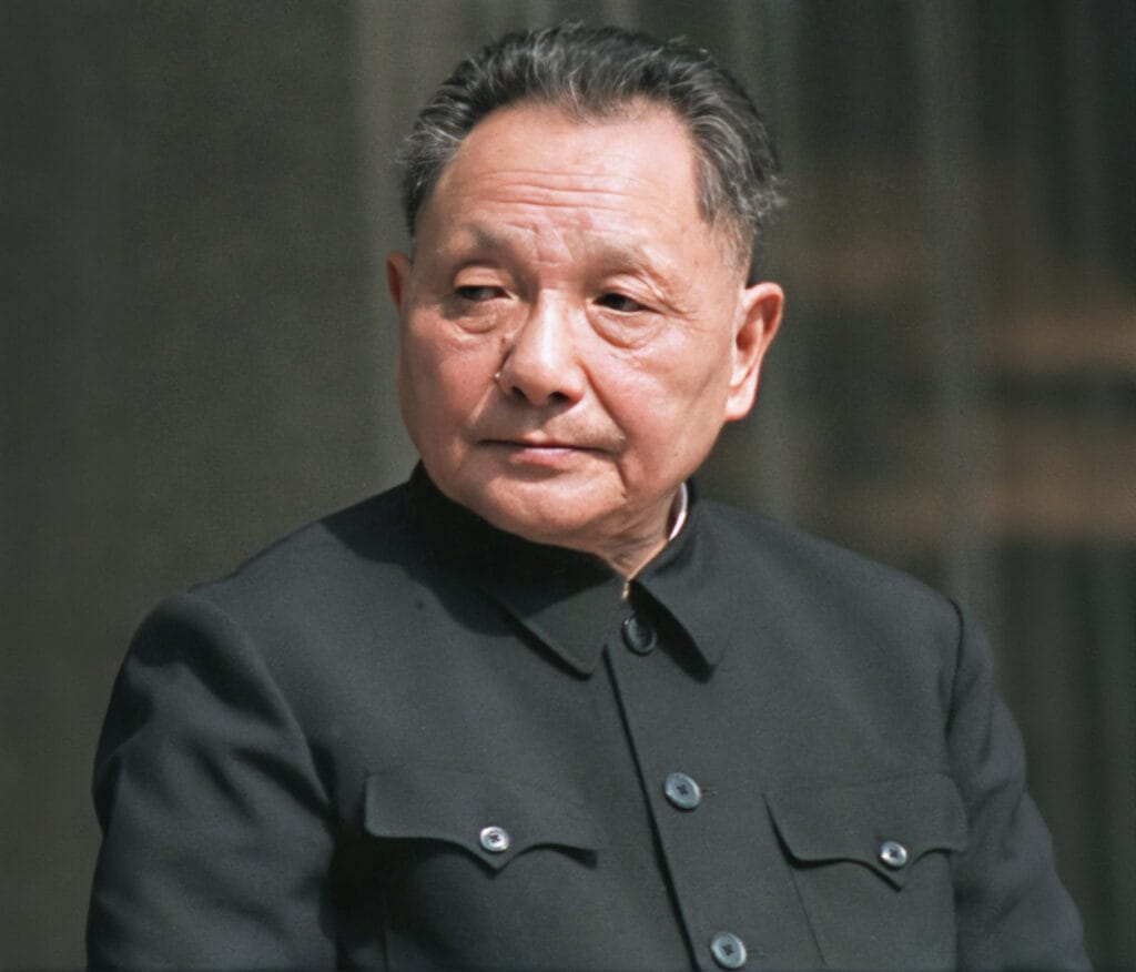Deng Xiaoping puso a China en el mapa de la geopolítica como un proyecto de potencia a mediano y largo plazo al imponer las reformas que suprimieron la ortodoxia marxista leninista de Mao Zedong. Después del ocaso de Deng Xiaoping, China no tuvo ningún líder carismático que continuara su obra y pese a la constancia del Partido Comunista en sostener la industrialización del país, los chinos debieron esperar el advenimiento de Xi Jinping para dar el salto decisivo hacia la condición de potencia global.