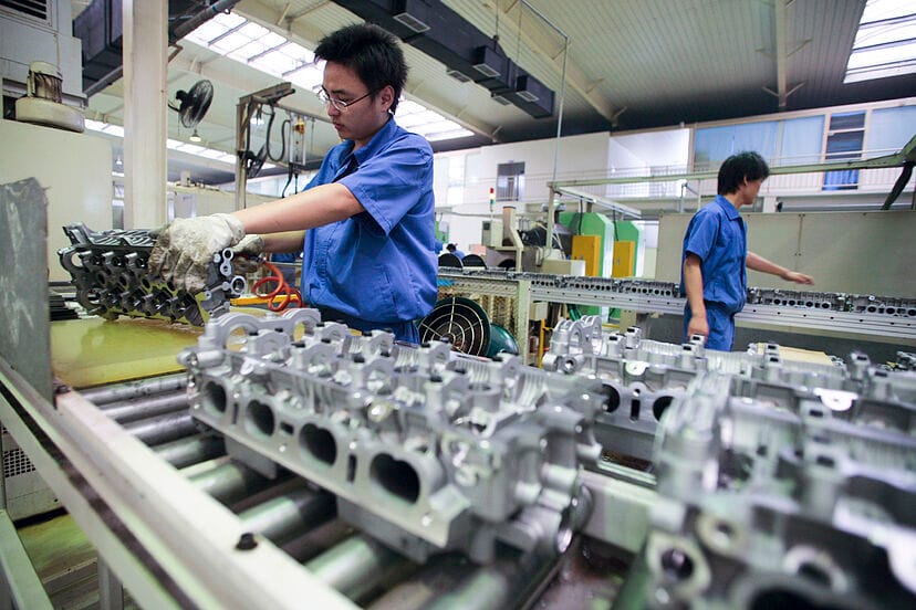 El proceso de deslocalización industrial desde Occidente hacia China y demás naciones del sudeste asiático tiene sus orígenes en la crisis del petróleo de 1973. Al aumentar drásticamente los costos de producción industrial encareciéndose su principal insumo, la industria se mudó a Oriente para buscar compensar con bajos salarios el aumento en los costos del combustible. Y así, medio siglo después, China es el taller del mundo gracias a la ineptitud de los gobiernos en Occidente y la mentalidad cortoplacista, mediocre y codiciosa de sus capitalistas.