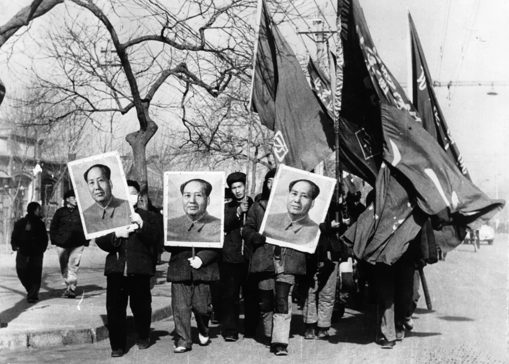 Miembros de la Guardia Roja hacen el culto a la personalidad de Mao Zedong por las calles de Beijing en 1967. Mao fue sin duda el revolucionario que logró liberar la patria y poner a China en un rumbo soberano, sentando las bases para todo lo que vino después. Pero la China de hoy es mucho más un producto de la heterodoxia de Deng Xiaoping que de la ortodoxia marxista leninista de Mao Zedong. Y con un gran aporte de Xi Jinping para darle el toque decisivo al modelo de potencia global.