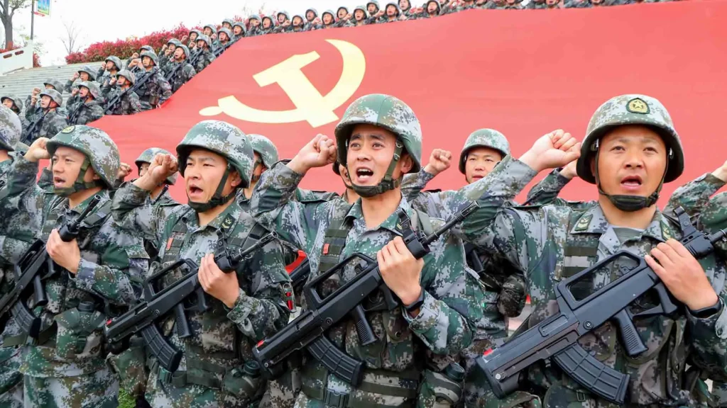 Si bien ha avanzado muchísimo en términos de capacidades militares en la última década gracias a la iniciativa de Xi Jinping en ese sentido, la de triplicar el presupuesto para gastos en defensa, China sigue aún muy lejos de tener la potencia bélica de los Estados Unidos y de Rusia, sobre todo en lo que se refiere al armamento nuclear. El país produce diariamente alrededor de mil misiles para intentar superar el atraso a la moda china: con gran velocidad y decisión en las realizaciones. No es descabellado proyectar que dentro de muy pocos años China esté a la altura de sus rivales geopolíticos en todo lo que es tirar tiros y hacer la guerra.