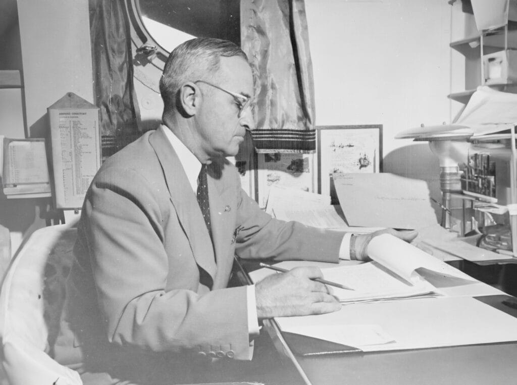 El presidente Harry Truman, a bordo del USS Augusta y a punto de anunciar en una cadena de radio y televisión el éxito del bombardeo nuclear sobre Japón. Al hacer este genocidio contra el pueblo japonés, Truman puso “en caja” a Stalin y moderó las pretensiones de este sobre el territorio alemán. Y en los cuatro años posteriores hasta que la Unión Soviética también tuvo su bomba atómica, los Estados Unidos impusieron todo el ordenamiento jurídico del mundo, el que sigue vigente hasta la actualidad.