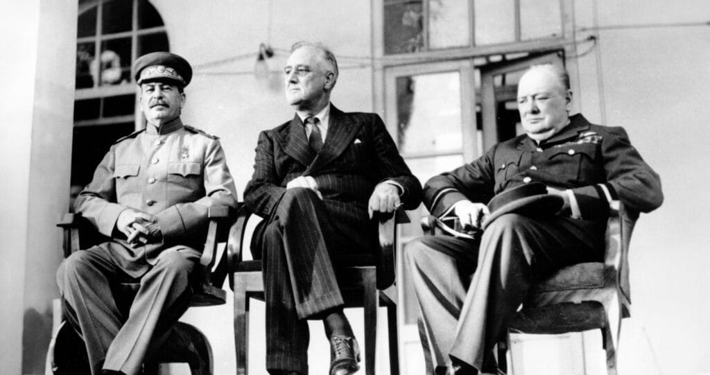 Habiendo ganado prácticamente solo la II Guerra Mundial y después de ocupar efectivamente el territorio alemán, Stalin se presentó en la Conferencia de Yalta anunciando que la Unión Soviética iba a retener el control de Alemania y hacerse con su potente industria. Franklin Roosevelt al parecer no se opuso demasiado a ese hecho que entonces era de sentido común. Pero Roosevelt fallecería poco después y en la Conferencia de Potsdam Harry Truman, quien había sido el vice de Roosevelt, le dijo a Stalin que de ninguna manera los Estados Unidos iban a permitir esa anexión por parte de los soviéticos. Y lanzó las bombas sobre Japón para demostrar que únicamente los yanquis tenían por esos días los medios para imponer su voluntad. A Stalin no le quedó otra opción que aceptar el mandato de Washington y la primera potencia mundial resultante de la unión de la industria alemana y los recursos soviéticos no pudo ser. La imagen, finalmente, corresponde a la Conferencia de Teherán en 1943, cuando Roosevelt, Stalin y Churchill aún eran “amigos” pues Hitler no había sido derrotado.