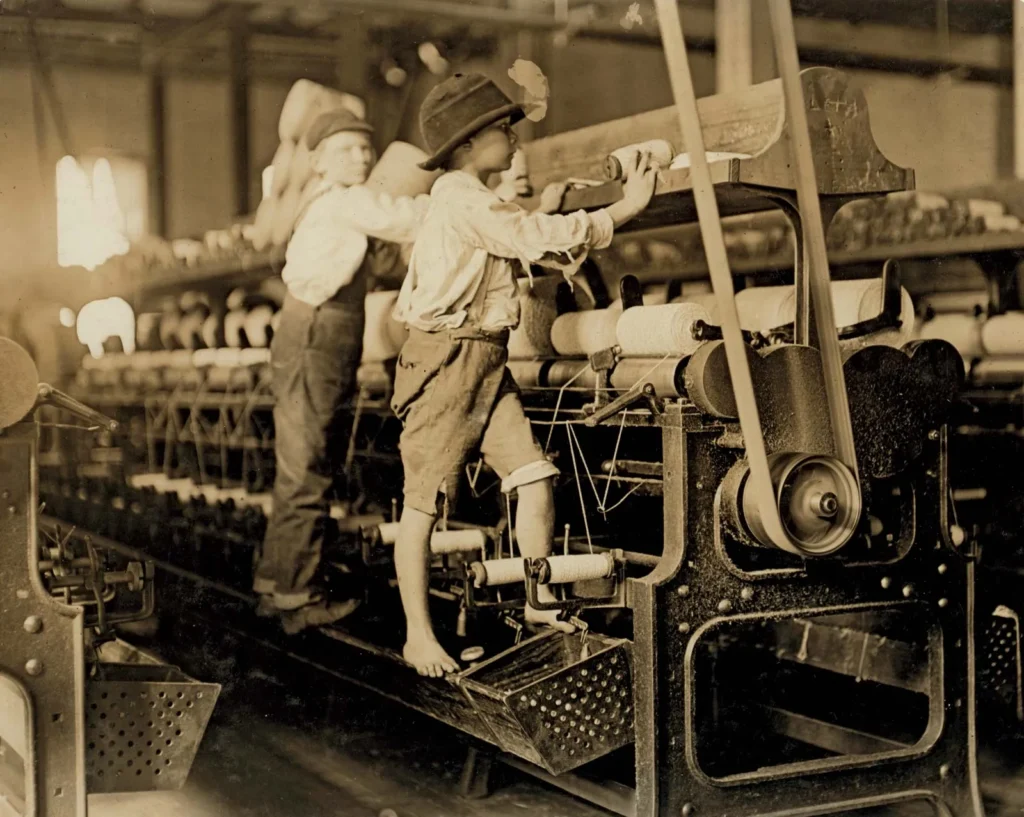 La revolución industrial en Francia y Gran Bretaña, además de servirse de trabajo de muy bajo costo como el infantil, tuvo la ventaja comparativa de contar con sus colonias para extraer de ellas la materia prima, el combustible y los alimentos necesarios para su desarrollo. Alemania e Italia no tenían esos recursos pues no fueron grandes colonialistas y, al industrializarse, provocaron naturalmente todas las guerras desde 1871 en adelante para exigir un nuevo reparto colonial, el que nunca pudieron obtener.