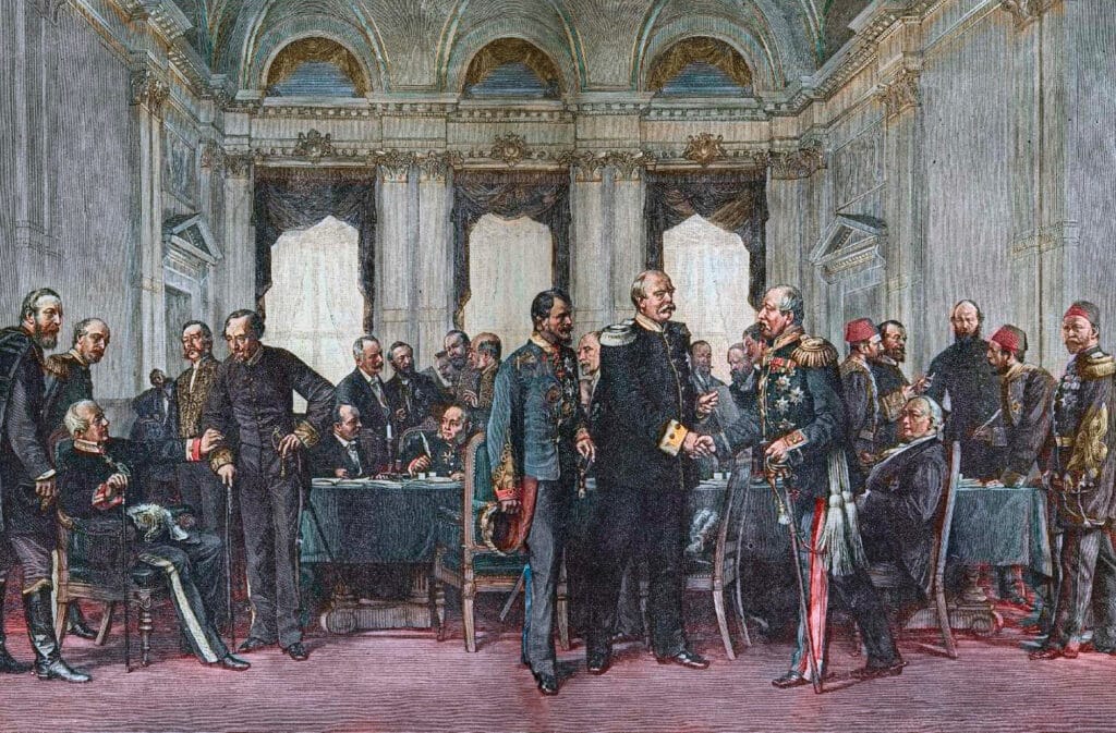 En la Conferencia de Berlín entre 1884 y 1885 los alemanes intentaron convencer “por las buenas” a las potencias coloniales de Europa occidental a compartir el botín. Y si bien algún arreglo pudo lograrse, nada de eso fue suficiente para Alemania, de modo que la cuestión iba a dirimirse a los tiros desde 1914 hasta 1918 y, al quedar mal cerrado el asunto, de nuevo a partir de 1939. China sabe que ese no es el camino para arrancarles a las potencias del statu quo sus posesiones y opta por la diplomacia suave y las grandes inversiones en infraestructura para seducir a sus nuevos socios.