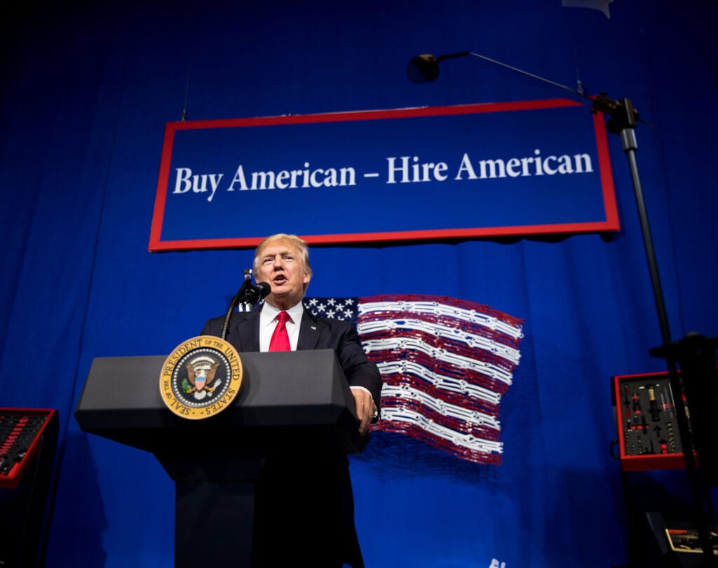 “Compre productos estadounidenses y contrate trabajo estadounidense”, es la consigna de Donald Trump con su nuevo nacionalismo. Al comprender que la globalización creada por ellos mismos a mediados del siglo XX solo está beneficiando a los chinos en el presente, los yanquis ahora quieren revertir el proceso aplicando el proteccionismo y cortando lazos. Eso a China no le conviene y la pregunta es si Beijing estará preparada para resistir cuando los Estados Unidos intenten imponer por la fuerza este nuevo esquema mundial.