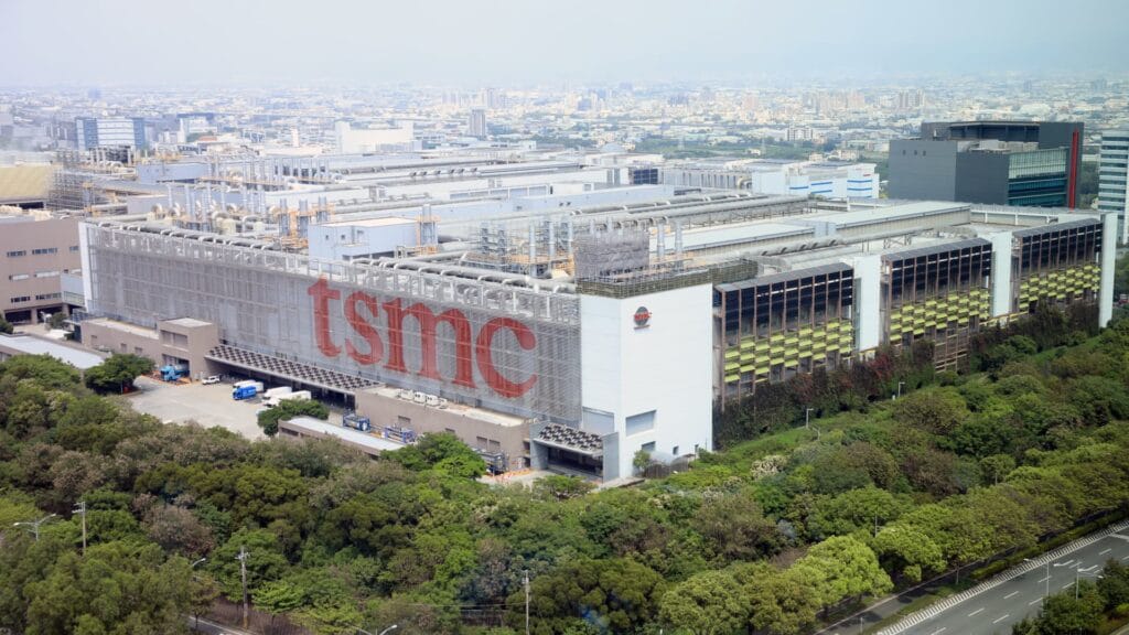A pesar de ser virtualmente desconocida para la opinión pública mundial, la Taiwan Semiconductor Manufacturing Company Limited (TSMC) probablemente sea la corporación más importante del mundo en la actualidad. Sin los microchips taiwaneses —que son el 70% y más de los fabricados globalmente— la industria debe detenerse pues no hay forma de producir casi nada, todo actualmente tiene un sistema operativo rector procesado por un semiconductor. Si al ver que el avance chino sobre Taiwán es imparable, los Estados Unidos pueden volar por los aires las fábricas taiwanesas de semiconductores. Hundirían al mundo en una crisis sin precedentes, sin lugar a duda, pero privarían a China de la llave que abre la puerta de la hegemonía mundial.