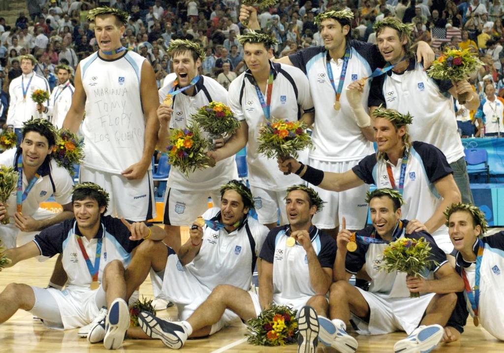 La generación dorada del básquetbol argentino fue la gran sorpresa de los juegos olímpicos de Atenas 2004 y una alegría inesperada para un pueblo acostumbrado a la marginalidad deportiva en todo lo que no sea fútbol. Pero esa generación fue un alineamiento de planetas que no ocurre dos veces en un mismo siglo. Va a ser muy difícil, no solo para la Argentina sino para cualquier país, igualar la proeza de Ginóbili, Nocioni, Delfino, Scola, Oberto y compañía.