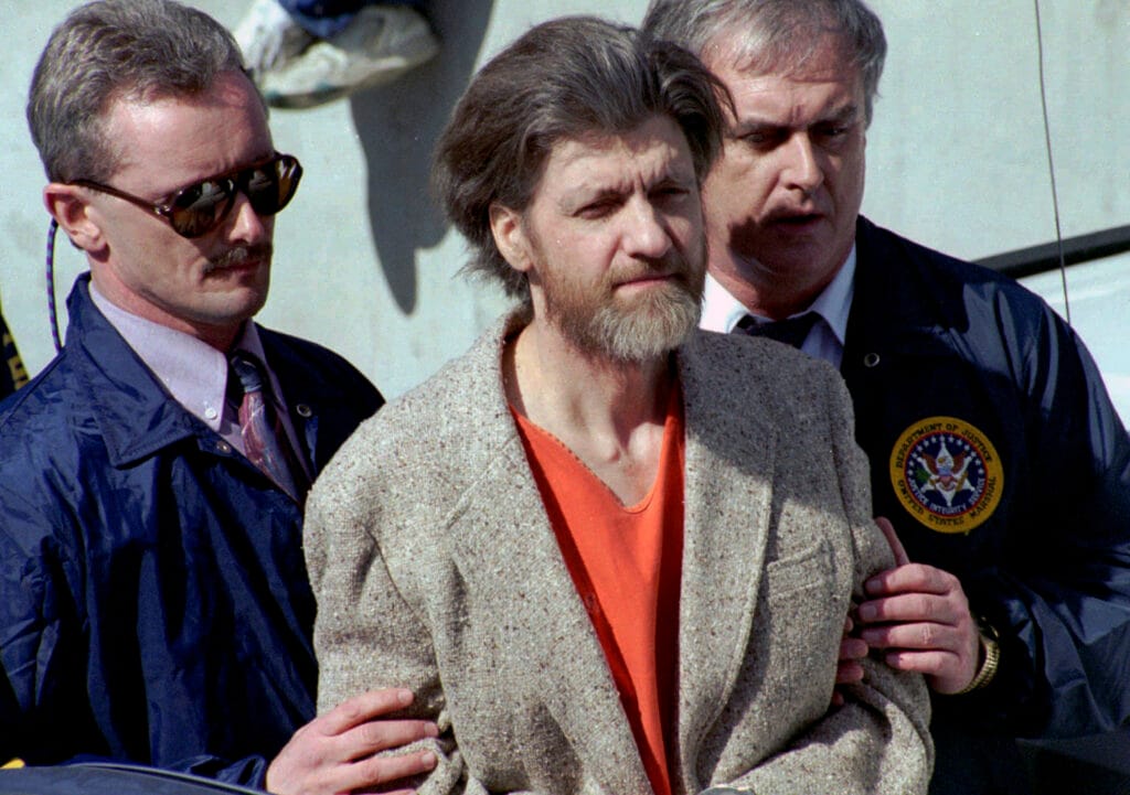 Ted Kaczynski, el mítico Unabomber a quien Luigi Mangione al parecer admiraba. El Unabomber murió recientemente a los 81 años en una cárcel federal de los Estados Unidos mientras cumplía una condena a perpetua por haber ocasionado 16 explosiones que mataron a tres personas entre 1975 y 1995. Al igual que Mangione, el Unabomber tenía sus motivaciones ideológicas en una crítica al sistema capitalista desregulado del liberalismo salvaje y por eso también fue venerado en su tiempo por millones. Todo preso, diría Solari, es político.